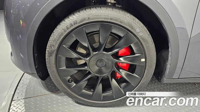 Tesla Model Y RWD - фото 3