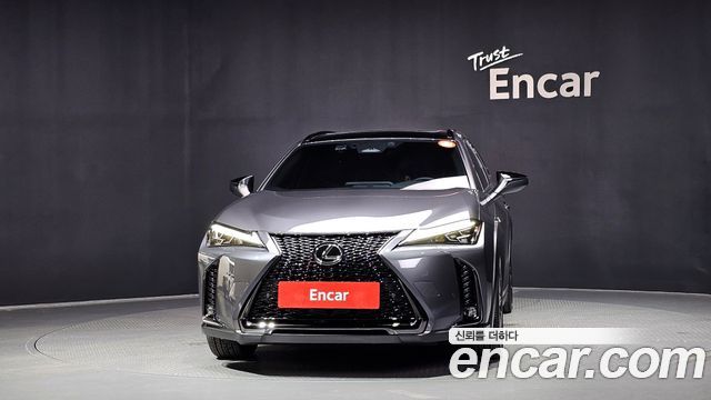 Lexus UX 2.0 F-Sport 2WD - фото 2
