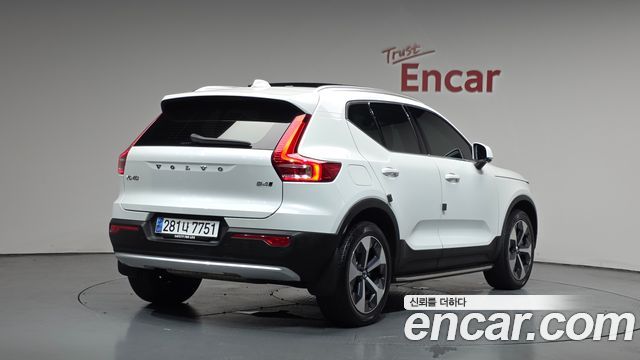 Volvo XC40 B4 Ultimate Bright - фото 0