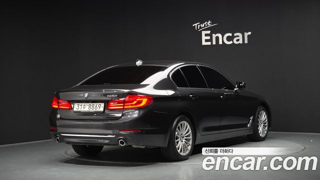 BMW 5-Series G30 520i Luxury - фото 0