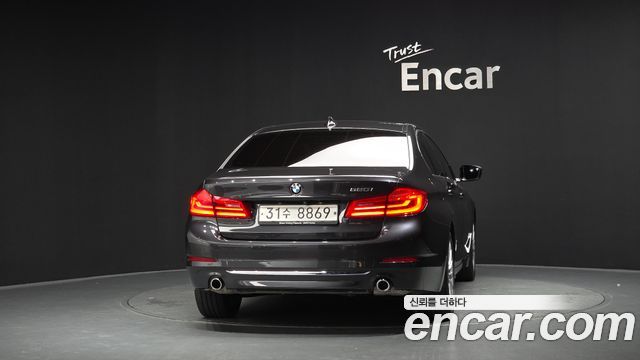 BMW 5-Series G30 520i Luxury - фото 2
