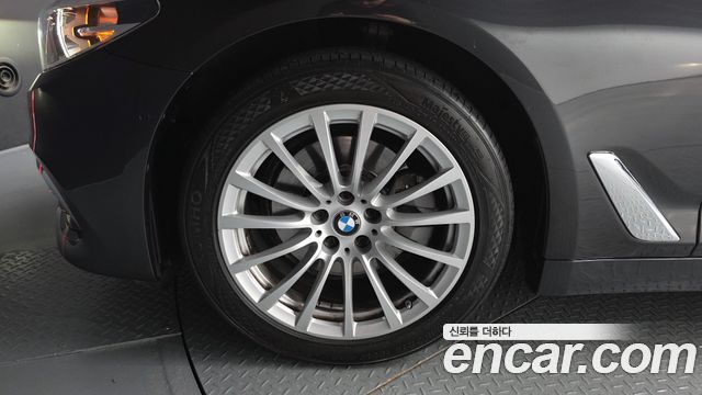 BMW 5-Series G30 520i Luxury - фото 3