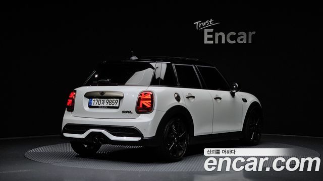 Mini Cooper 5Door Resolute Edition 3rd Gen - фото 1
