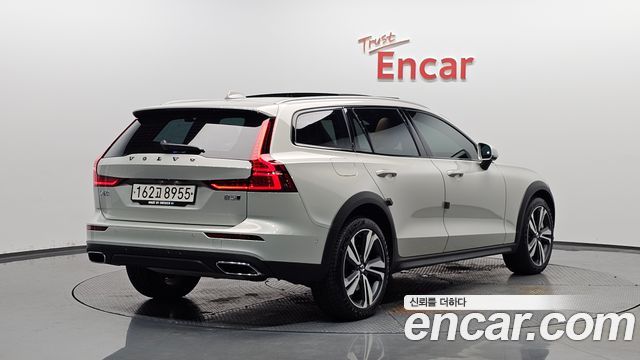 Volvo V60 2-го поколения B5 Pro AWD - фото 0