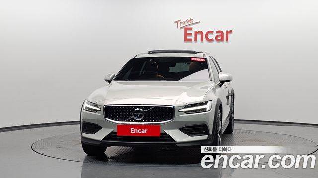 Volvo V60 2-го поколения B5 Pro AWD - фото 1