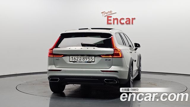 Volvo V60 2-го поколения B5 Pro AWD - фото 2