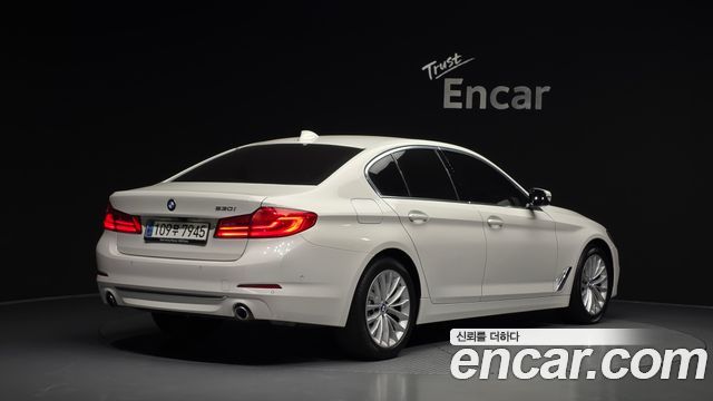BMW 5-Series G30 530i Luxury Plus - фото 1