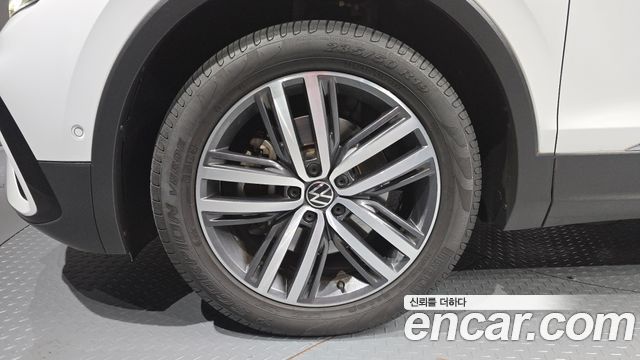 Volkswagen Tiguan 2.0 TSI Prestige - фото 4