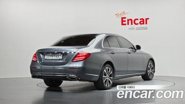 Mercedes-Benz E-Class W213 E300e Exclusive - фото 1