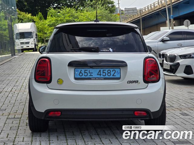 Mini Cooper SE Electric 3rd - фото 3