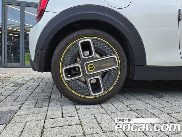 Mini Cooper SE Electric 3rd - фото 4