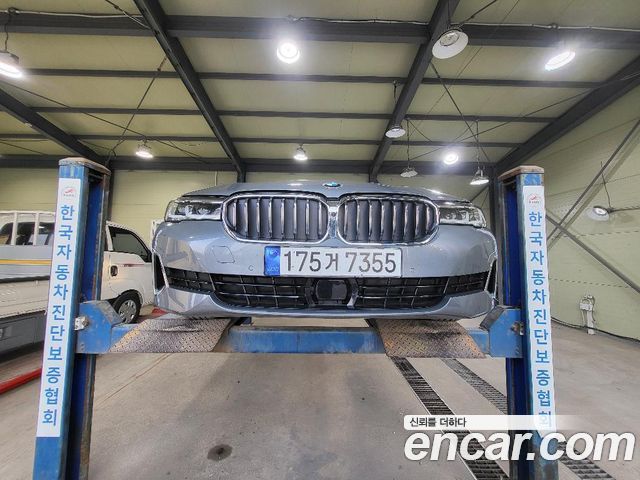 BMW 5-Series G30 520i Luxury - фото 0