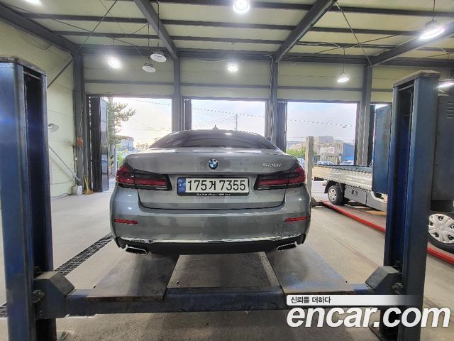 BMW 5-Series G30 520i Luxury - фото 1