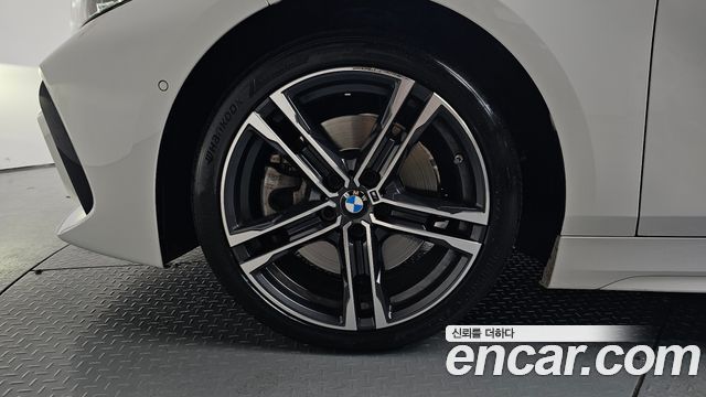 BMW 1-Series F40 120i M Sports - фото 4