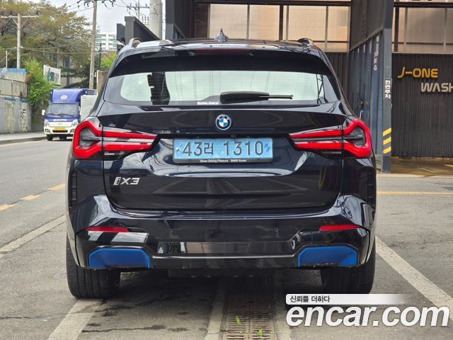 BMW iX3 M Sports - фото 3