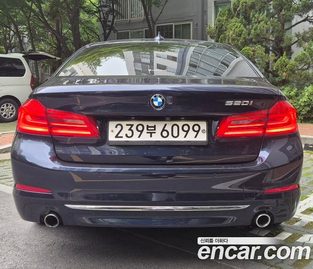 BMW 5-Series G30 520i Luxury - фото 3