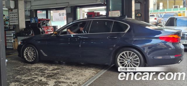 BMW 5-Series G30 520i Luxury - фото 4