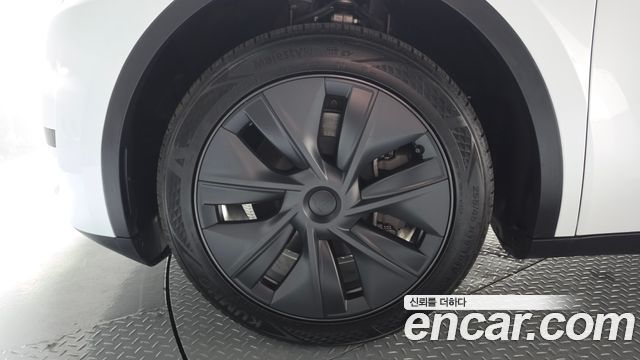 Tesla Model Y RWD - фото 4