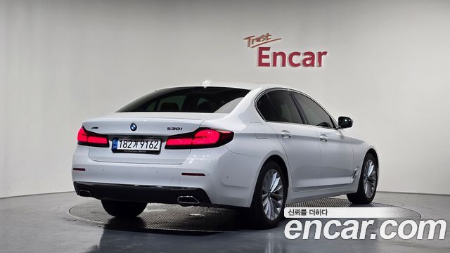 BMW 5-Series G30 530i xDrive Luxury - фото 1