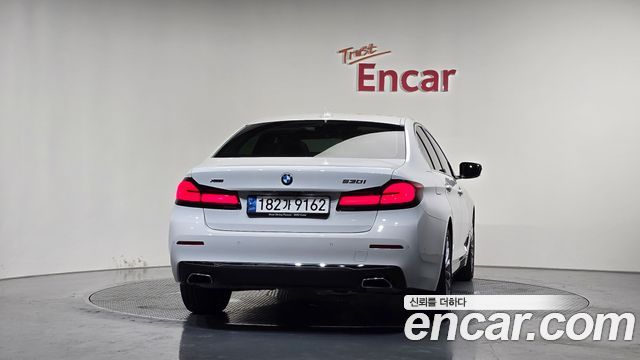 BMW 5-Series G30 530i xDrive Luxury - фото 3