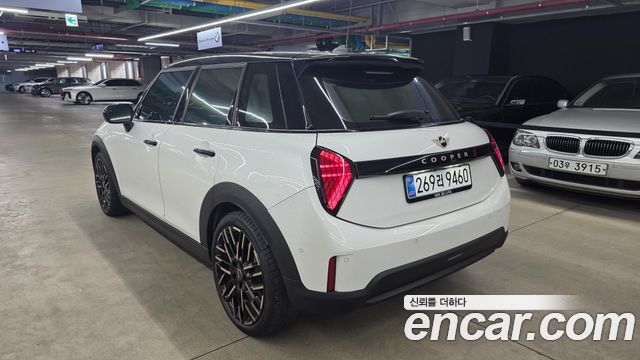 Mini Cooper 4-го поколения 5 Door Favoured - фото 1