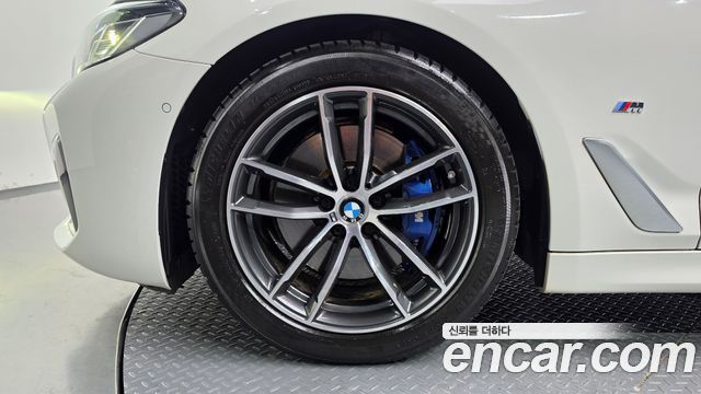 BMW 5-Series G30 520i M Sport - фото 3
