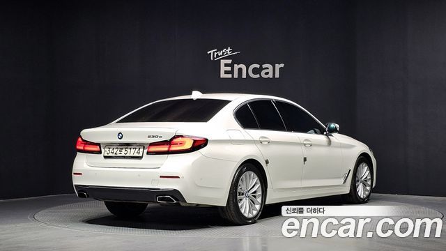 BMW 5-Series G30 530e Luxury - фото 1