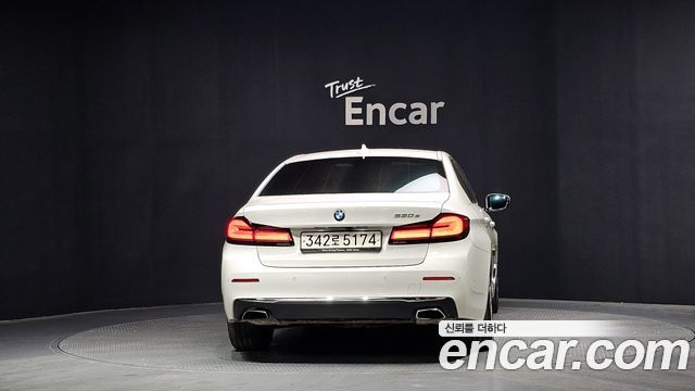 BMW 5-Series G30 530e Luxury - фото 3