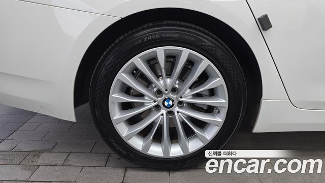 BMW 5-Series G30 530e Luxury - фото 4