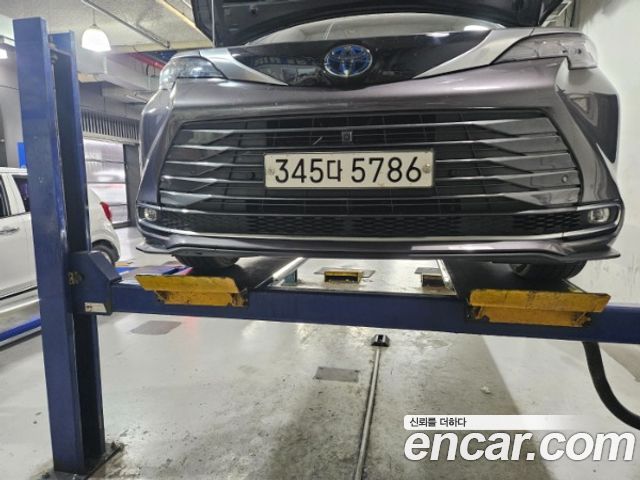 Toyota Sienna 4-го поколения 2.5 Hybrid 2WD - фото 0