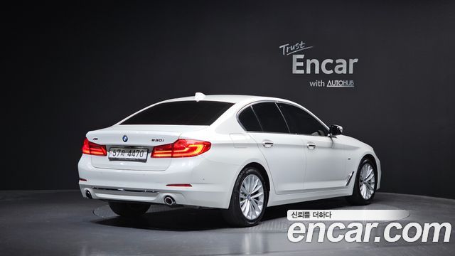 BMW 5-Series G30 530i xDrive Luxury Plus - фото 1