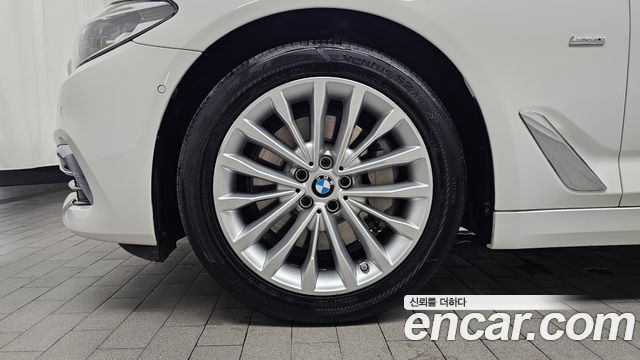 BMW 5-Series G30 530i xDrive Luxury Plus - фото 4