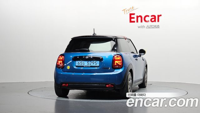 Mini Cooper SE Electric 3rd - фото 3