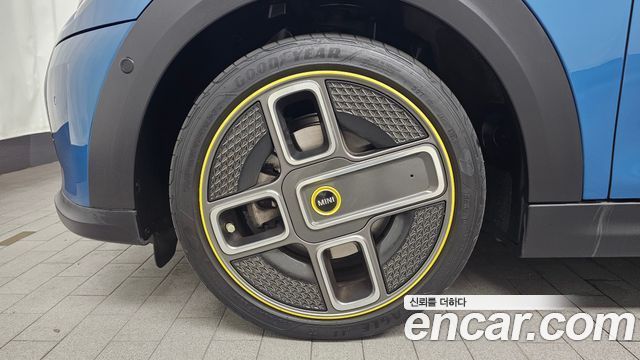 Mini Cooper SE Electric 3rd - фото 4