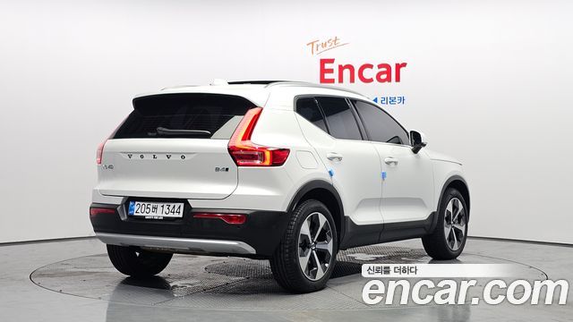 Volvo XC40 B4 Ultra Bright - фото 1
