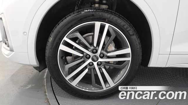 Audi Q5 FY 45 TFSI Quattro Premium - фото 4