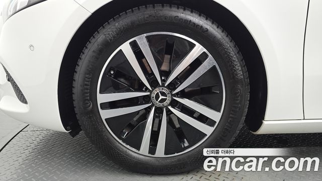 Mercedes-Benz A-Class W177 A220 Hatchback - фото 4
