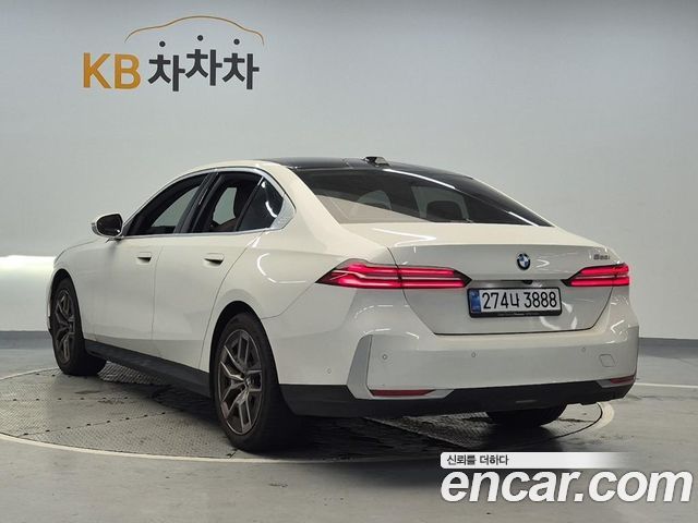 BMW 5-Series G60 520i - фото 1