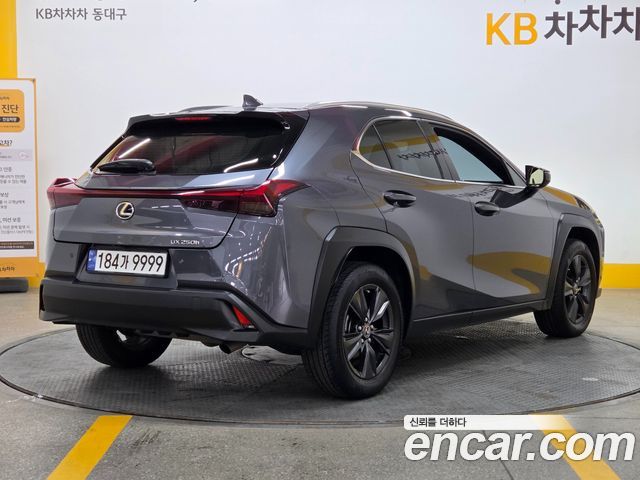Lexus UX 2.0 2WD - фото 2