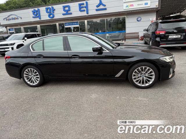 BMW 5-Series G30 530i Luxury - фото 3