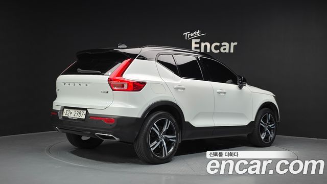 Volvo XC40 T4 R-Design - фото 1