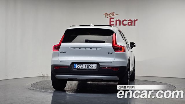 Volvo XC40 B4 Inscription - фото 3