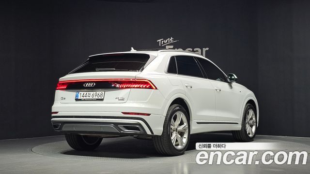 Audi Q8 45 TDI Quattro Premium - фото 1