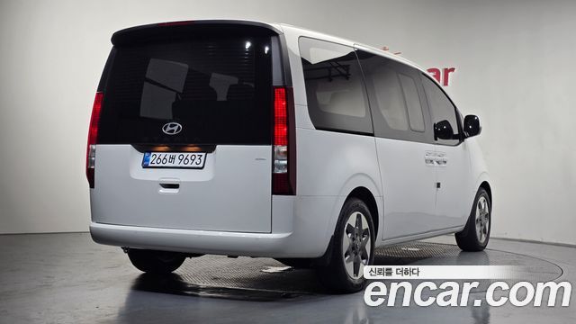 Hyundai Staria 4WD Tourer 9-Seater Modern - фото 1