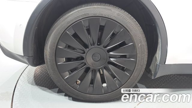Tesla Model Y Long Range AWD - фото 3