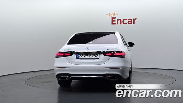 Mercedes-Benz E-Class W213 E220d 4MATIC AMG Line - фото 3