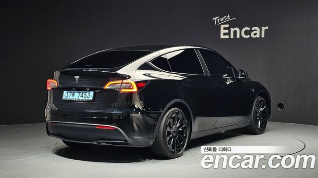 Tesla Model Y Standard Range RWD - фото 1
