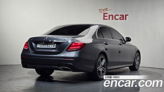 Mercedes-Benz E-Class W213 E300 4MATIC AMG Line - фото 1