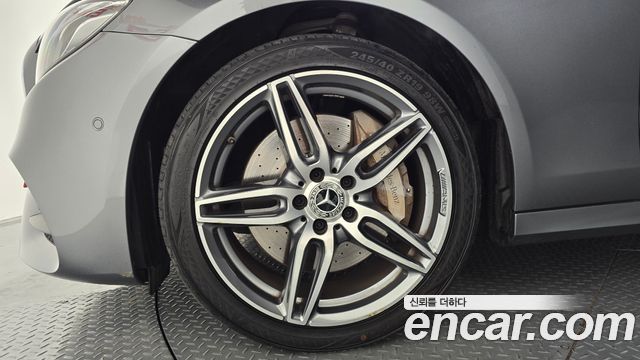 Mercedes-Benz E-Class W213 E300 4MATIC AMG Line - фото 4