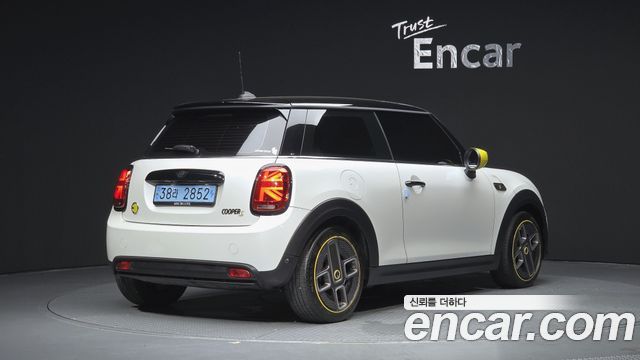 Mini Cooper SE Electric 3rd - фото 1